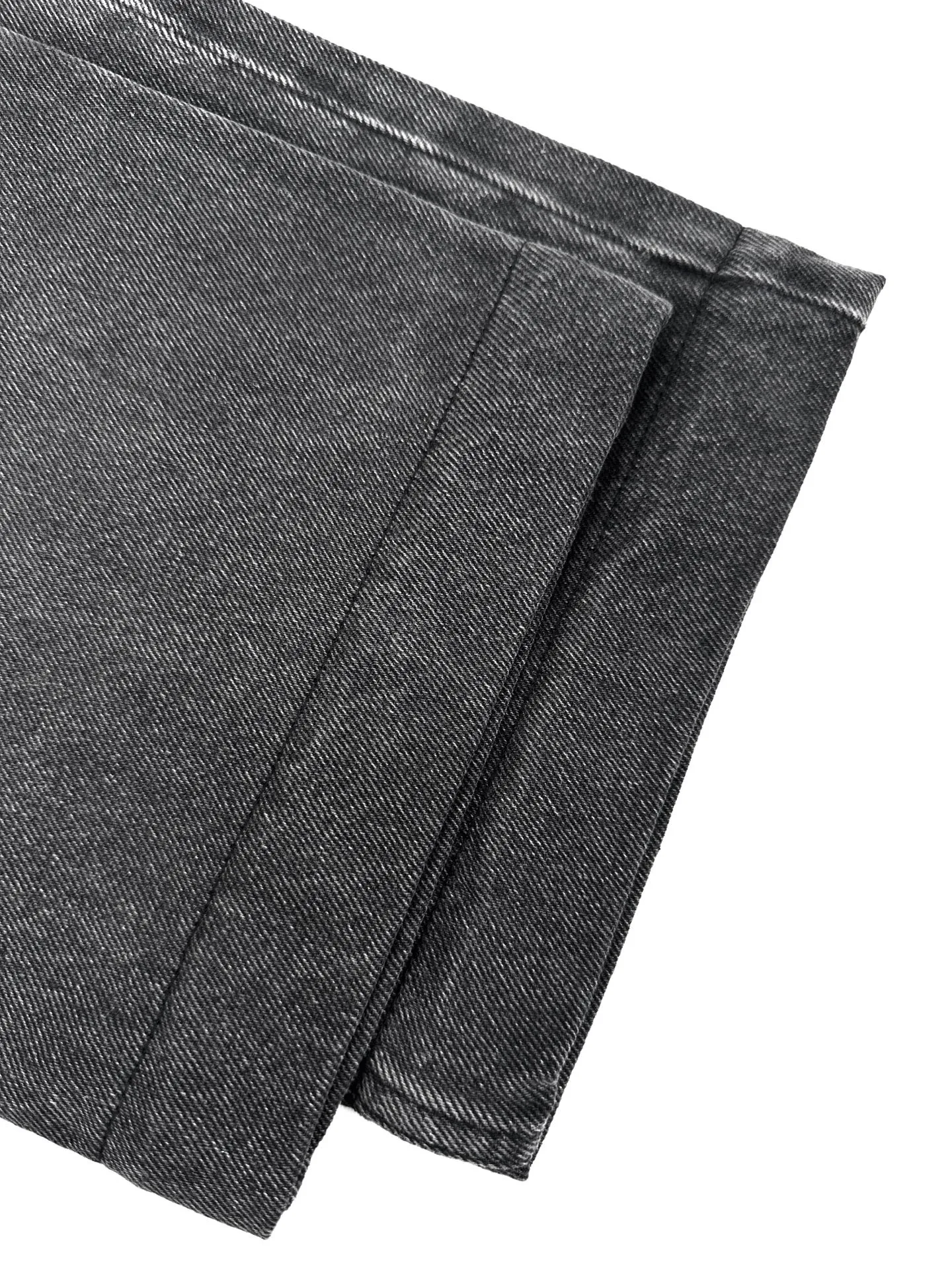 Celin Paris leather jeans with patchwork, custom-made dark gray textured denim, stiff and stylish, comfortable and close to the skin, carbon black fermentation dyeing has faded the sharp edge, mottled whiskering texture covers the denim, interpreting the relaxed elegance of French Retro, the straight silhouette is relaxed and casual, continuing the classic five-pocket precision structure of denim, five CELINE PARIS patches with different shapes are stacked vertically on the trousers, staggered arrangement Replicate the Retro aesthetics of past travel commemorative patches and build the visual narrative core of ready-to-wear. CELINE leather tags are inlaid on the back waist. The identity of the family is engraved discreetly between the waists. The travel patch deconstructs the brand symbol. It blends the French Retro heritage and street style. It writes the high-luxury rebellious Retro attitude on the denim. Process 1: Using a pattern template for machine sewing. Precisely control the sewing line through the pattern pattern machine to ensure the precise positioning of the CELINE PARIS patch. The horizontal and vertical lines are completely aligned, and the prototype is accurately aligned by hand to ensure a tight opening and closing. Process 2: Combining the rubbing and wrinkling cat whisker technology and the gun painting cat whisker technology. Prioritize hand rubbing in specific areas to achieve a natural wrinkle effect, and then use specific tools to draw the texture of the cat's whisker shape to achieve a full visual effect. Process 3: Using a purely artificial regular edge grinding process, hand-polishing the ablated fabric veil line to create staggered whisker texture and layered depth along the bag edge. The natural aged and worn texture formed. Process 4: Use multiple horses to rub sand. Use high-pressure spray guns to rub in specific parts to achieve a local gradient effect. Then use frosting technology to create a unique texture pattern. The workmanship is extremely complex and time-consuming and labor-intensive. Process 5: Stone grinding and light fermentation. ➕ Pulling, bleaching and softening. The mutual friction between pumice and clothing causes wear and fading effects on the denim surface. Combining pulling and bleaching. Make the clothes produce a certain texture and stretching effect while bleaching. Process 6: Stir-fry snowballs, stir-fry salt, prepare a corresponding solution, add a certain amount of dye, soak the denim material in it to absorb the solvent, then scrub and dry it to further fade and oxidize. Accessories: Customized 1:1 Celine patch Customized 1:1 Celine large I-shaped buckle Customized 1:1 Celine small I-shaped buckle Customized 1:1 Celine leather tag Customized 1:1 Celine studs Customized 1:1 Celine trademark version: loose version Size: 28 29 30 31 Style number: BB 4007